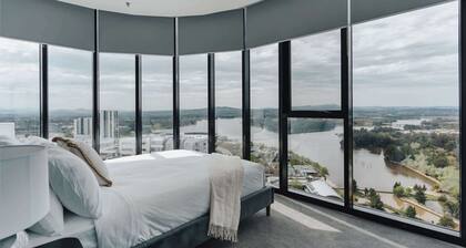 Panoramic Lake View 2-Bed with Pool, Gym and BBQ