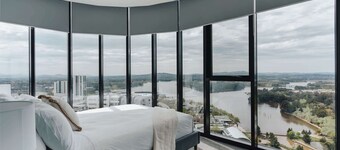 Panoramic Lake View 2-Bed with Pool, Gym and BBQ