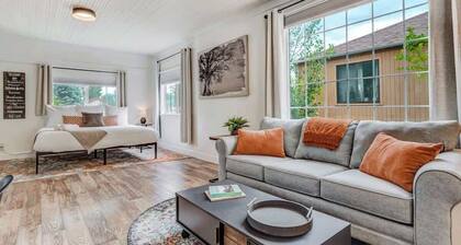 Del Norte Cottage! Downtown Home w/ BBQ & Fire Pit
