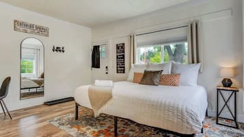 Desk, iron/ironing board, WiFi, bed sheets