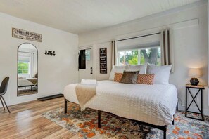 Desk, iron/ironing board, WiFi, bed sheets - Del Norte Cottage! Downtown Home w/ BBQ & Fire Pit (Colorado Springs)