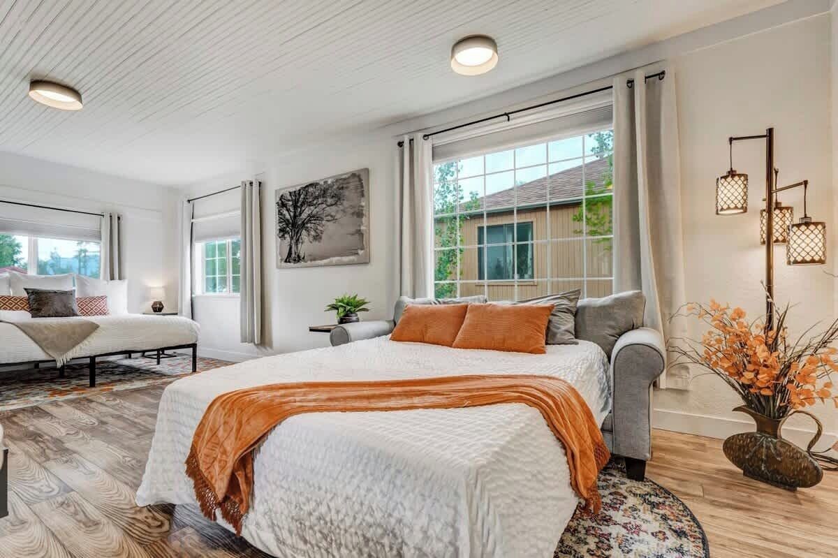 Escritorio, tabla de planchar con plancha, wifi y ropa de cama 