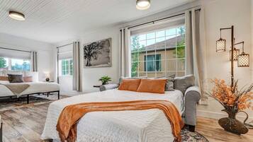 Escritorio, tabla de planchar con plancha, wifi y ropa de cama