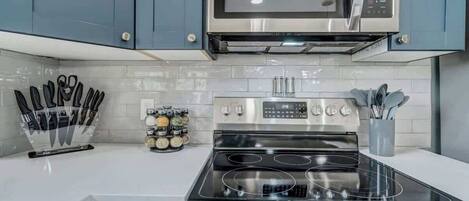 Refrigerador, microondas, horno, placa de cocina