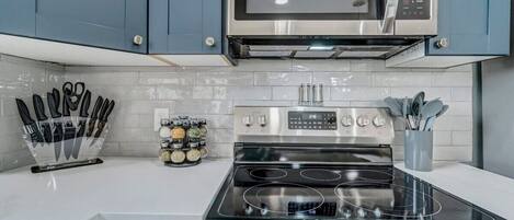 Refrigerador, microondas, horno y parrilla de estufa