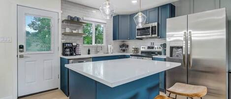 Een koelkast, een microgolfoven, een oven, een kookplaat