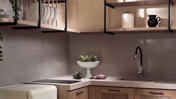 Kühlschrank, Wasserkocher mit Kaffee-/Teezubehör