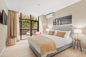 Honeymoon Room | Premium bedding, down comforters, pillowtop beds, individually decorated - 108 mm House (Porto)