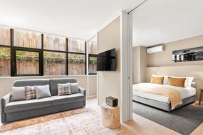 Classic Apartment | Premium bedding, down comforters, pillowtop beds, individually decorated - 108 mm House (Porto)