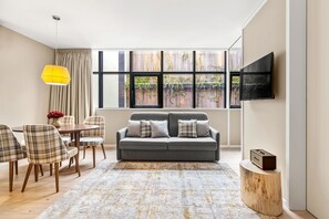 Classic-Apartment | Wohnbereich | 100-cm-Smart-TV mit Kabelempfang, Fernseher