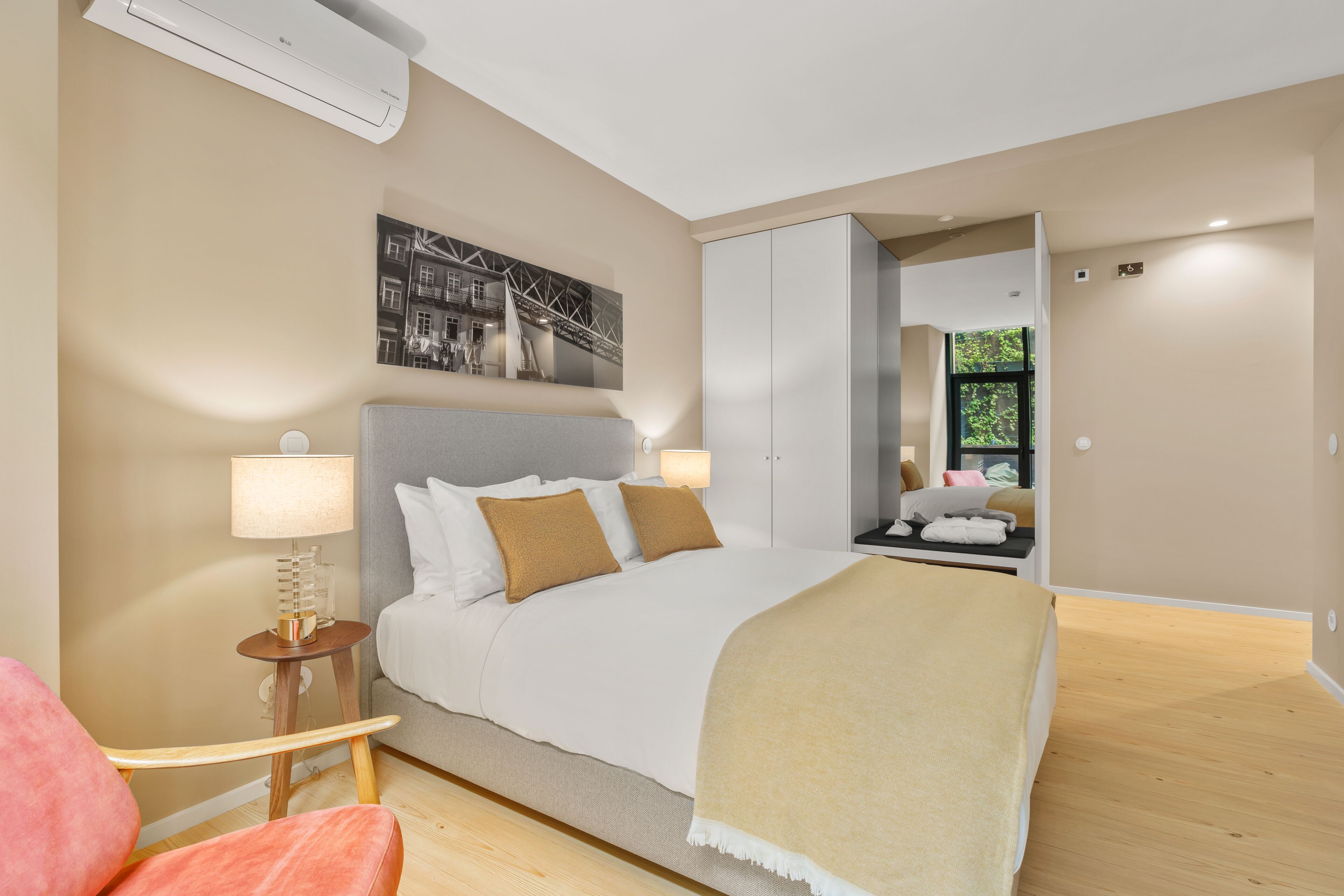 Una camera da letto moderna con un letto grande, lampade da comodino, un tavolino e una sedia.
