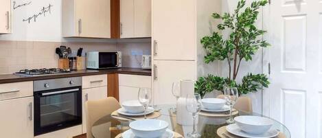 Réfrigérateur, four à micro-ondes, un four, surface de cuisson