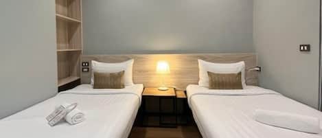Deluxe Twin Room | Desk, laptop workspace, blackout curtains, free WiFi