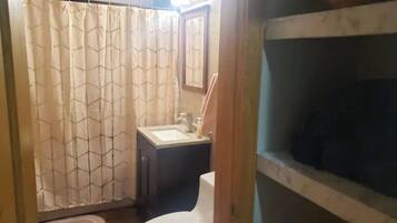 Combined shower/tub, towels, soap, shampoo