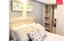 A bedroom with a wooden headboard, a bed with patterned pillows, and a closet with shelves. - Near everything! (Santa Tecla)