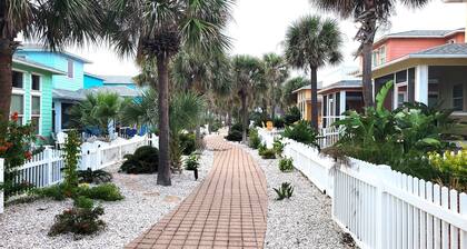 Village Walk 3 BR/2.5 Bath--Shared Heated Pool and Close to the Beach!