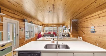 Village Walk 3 BR/2.5 Bath--Shared Heated Pool and Close to the Beach!