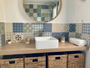 Tina con regadera, secadora de cabello, papel de baño 