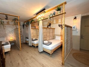 Individually furnished, laptop workspace, iron/ironing board, free WiFi - Baloo Hostel (Athens)