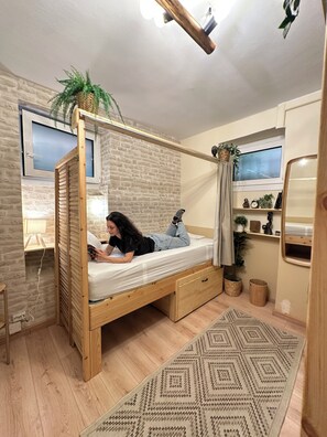 Muebles diferentes y espacio para trabajar con laptop 