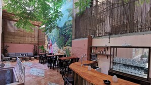 Un restaurante interior con suelo de patrón hexagonal, mesas y sillas de madera.