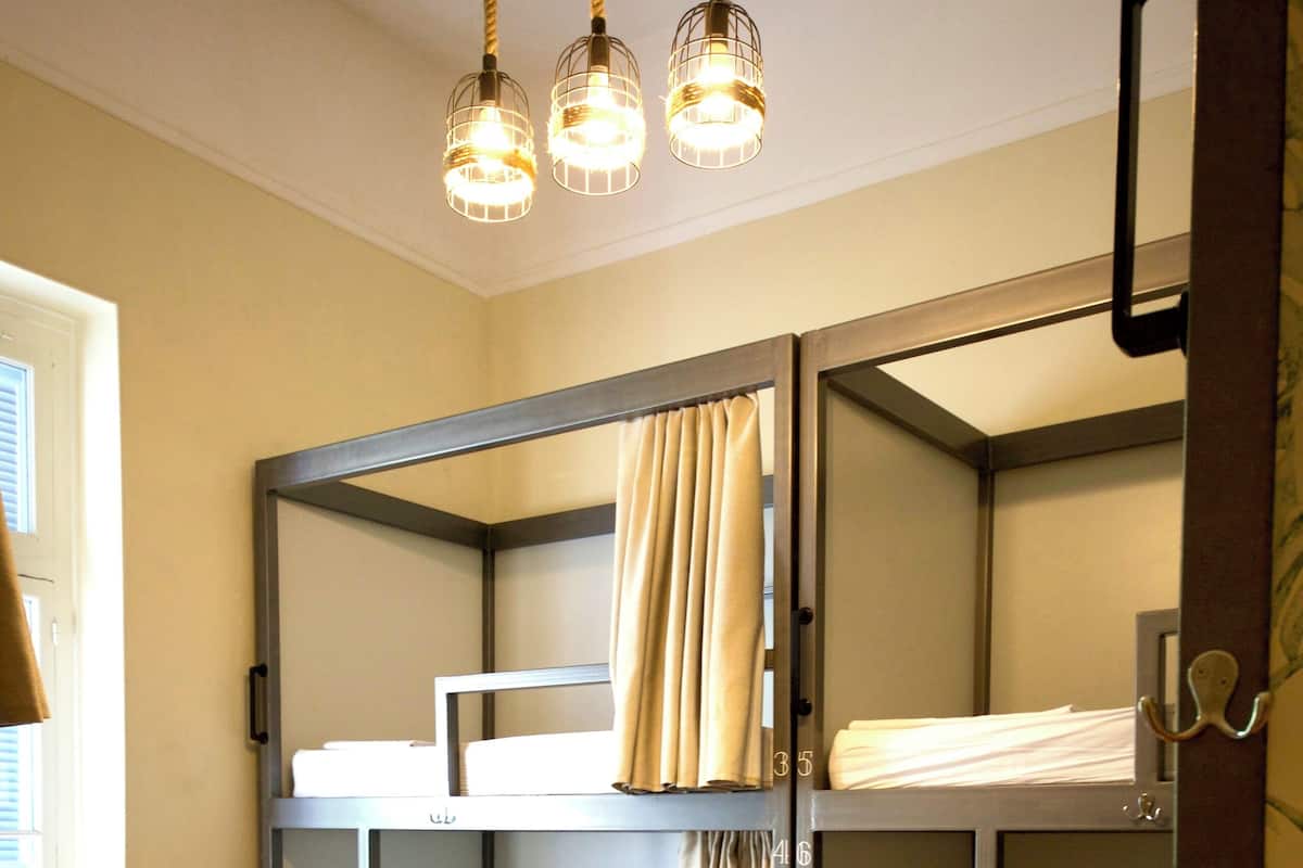 Single Bed in 8-Bed Mixed Dormitory | Muebles diferentes y espacio para trabajar con laptop