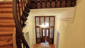 Una escalera de madera con diseño curvo que conduce a una plataforma.