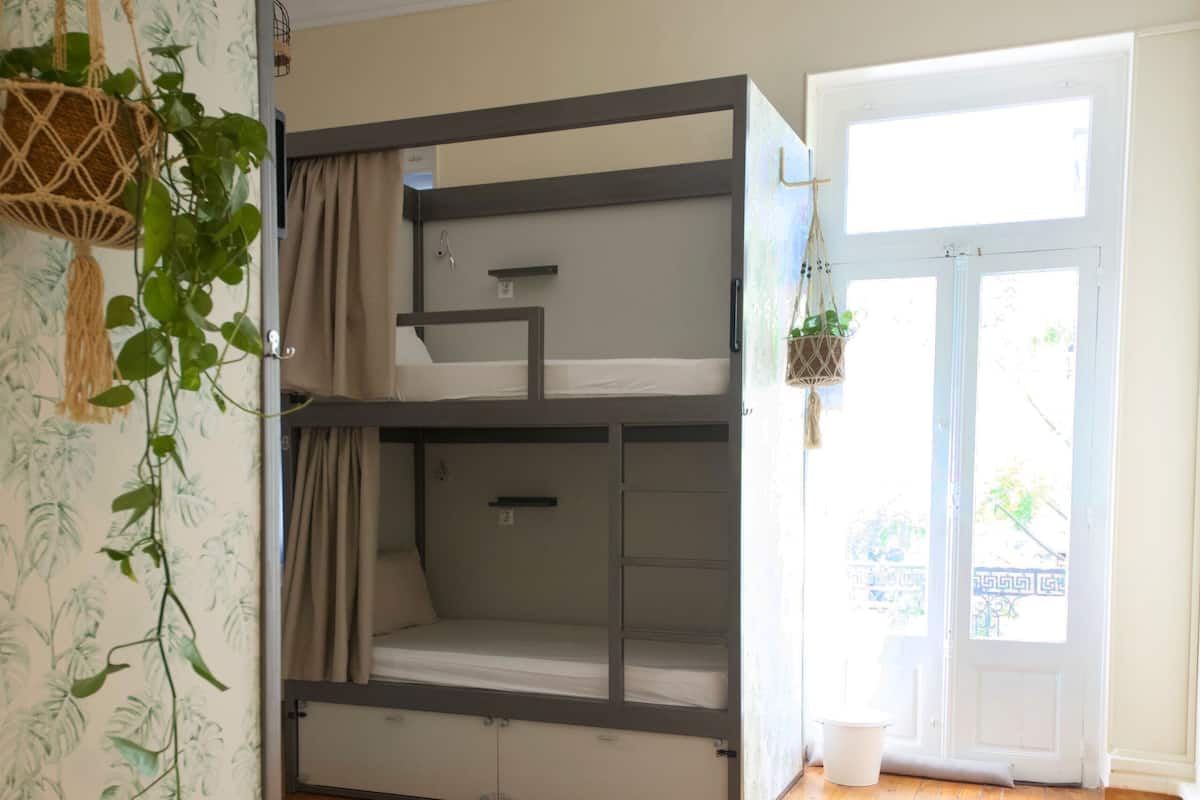 Muebles diferentes y espacio para trabajar con laptop