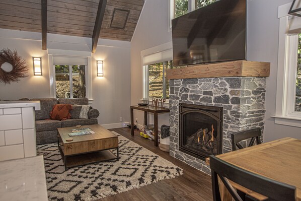 Een smart-tv en een open haard