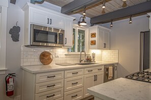 Een koelkast, een magnetron, een oven, een kookplaat