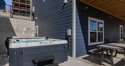 Private Hot Tub! Indoor Pool! Great Location!