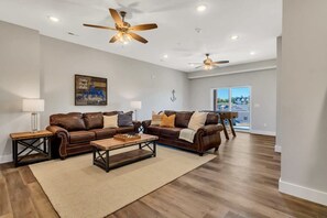 TV, fireplace, offices - Indoor and Outdoor Pools!  Close to HWY 76! (Branson)