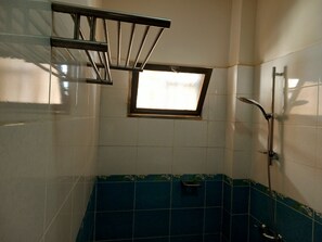 Douche, sèche-cheveux, serviettes fournies, savon