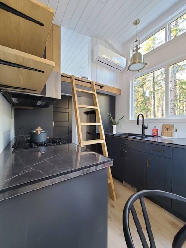 Een koelkast, een microgolfoven, een oven, een kookplaat