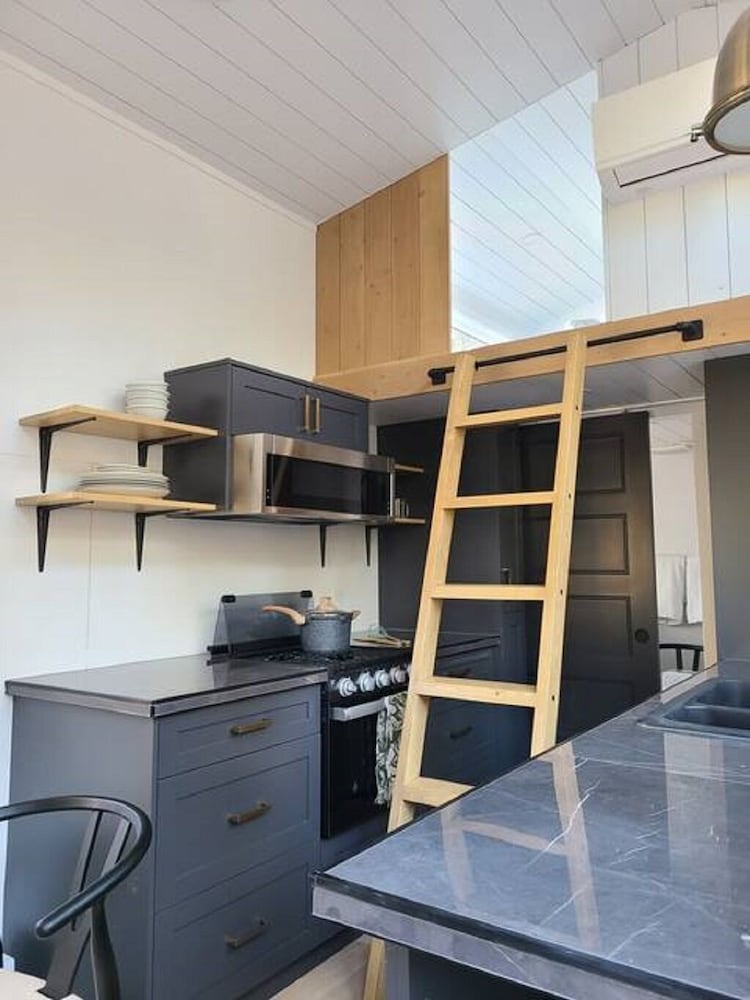 Luxury Tiny Home Cabin, 2 Bedrooms, can sleep 5 Blairmore Vrbo