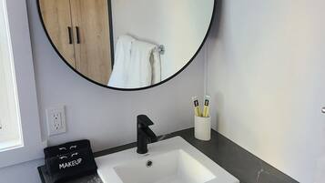 Douche, sĂšche-cheveux, serviettes fournies, savon