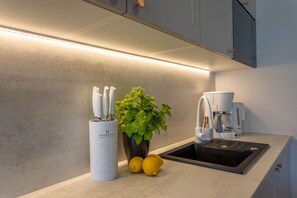 Frigorifero, microonde, forno, piano cottura