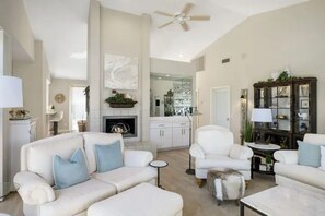 TV connectée, cheminée, écrans d'ordinateur