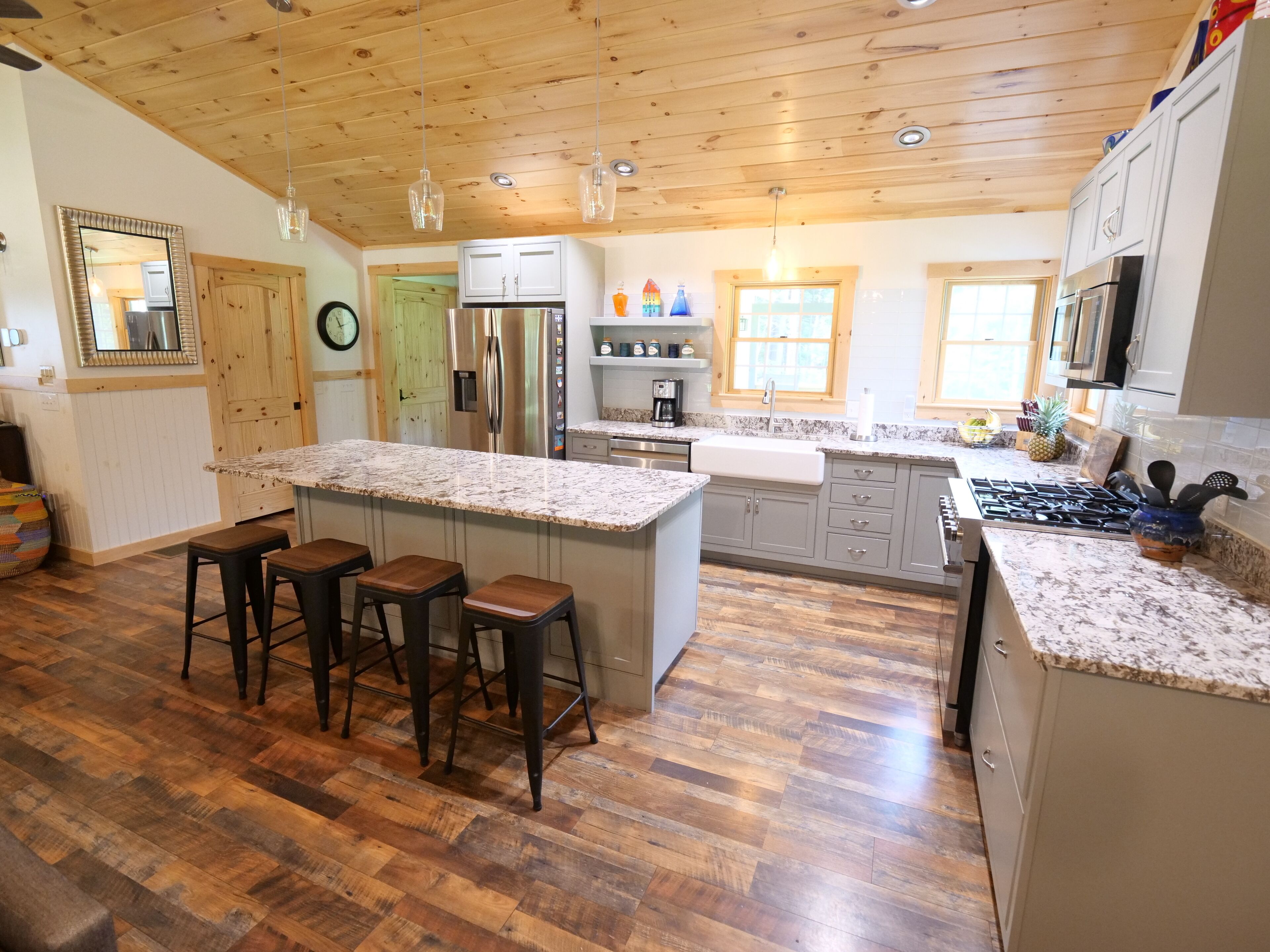 Lucky Bear Lodge: New Ski Mountain House-3 acres-Minutes to slopes!