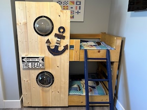 4 chambres, bureau, fer et planche à repasser, lit de bébé portatif