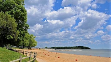 Beach nearby, sun loungers, beach towels
