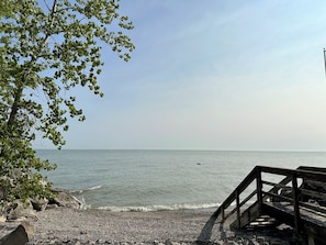 Plage à proximité, chaise longue, serviettes de plage