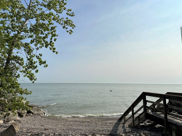 Playa en los alrededores, camastros y toallas de playa