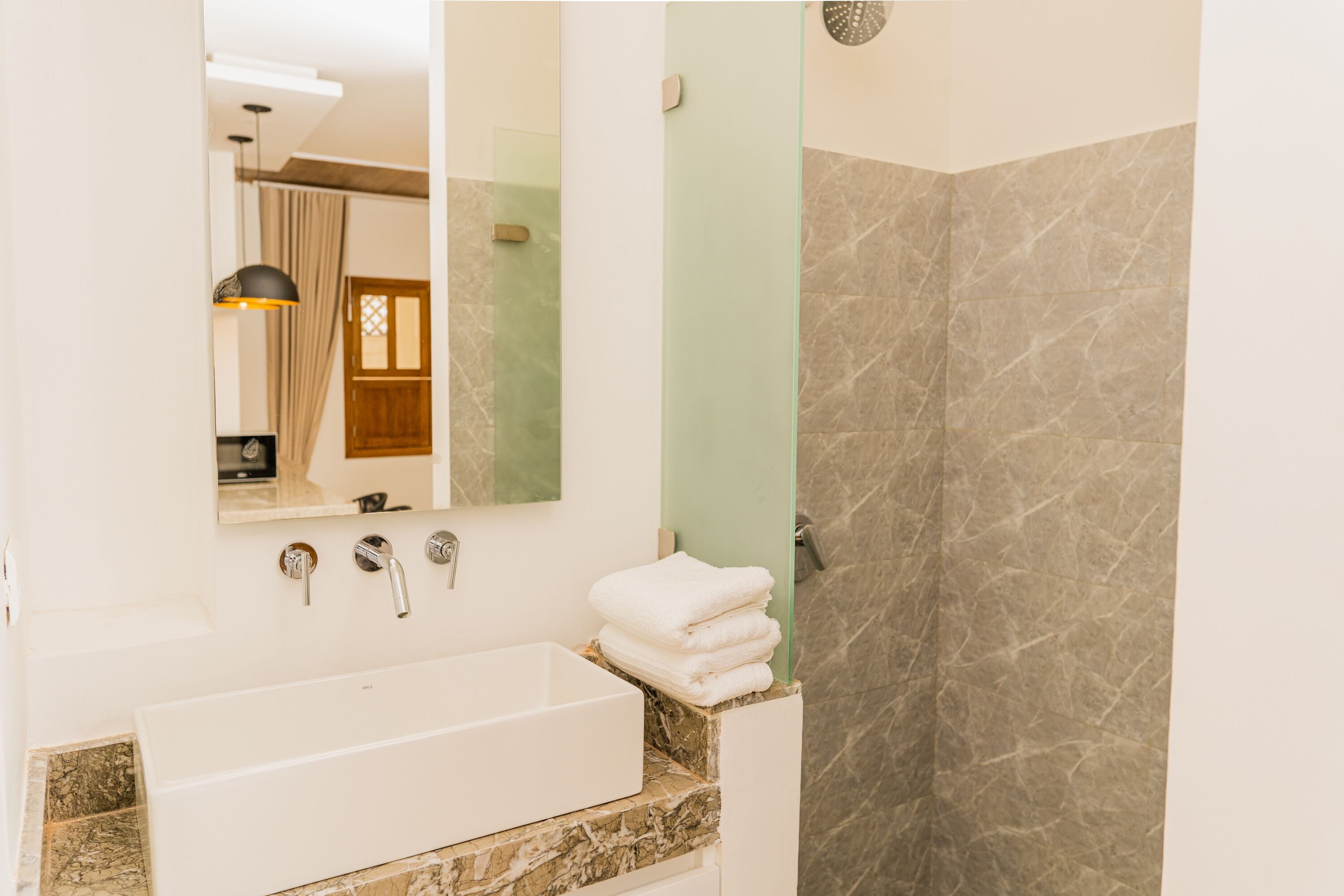Estudio superior, vista al jardín | Baño | Regadera, regadera tipo lluvia, toallas, jabón 