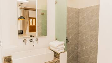 Estudio superior, vista al jardín | Baño | Regadera, regadera tipo lluvia, toallas, jabón