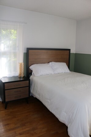 Room - Centrally located 3BR/2BA two story house. (Billings)