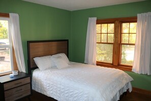 Room - Centrally located 3BR/2BA two story house. (Billings)