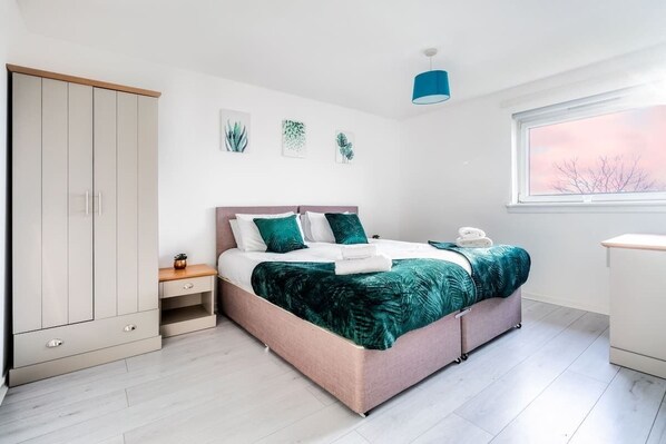 Iron/ironing board, free WiFi, bed sheets