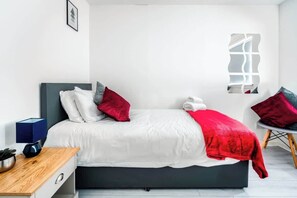 3 bedrooms, iron/ironing board, free WiFi, bed sheets - Balloch House - 3-Bed in Shotts. Close to Motorway (Shotts)