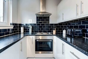 Fridge, microwave, oven, stovetop - Balloch House - 3-Bed in Shotts. Close to Motorway (Shotts)